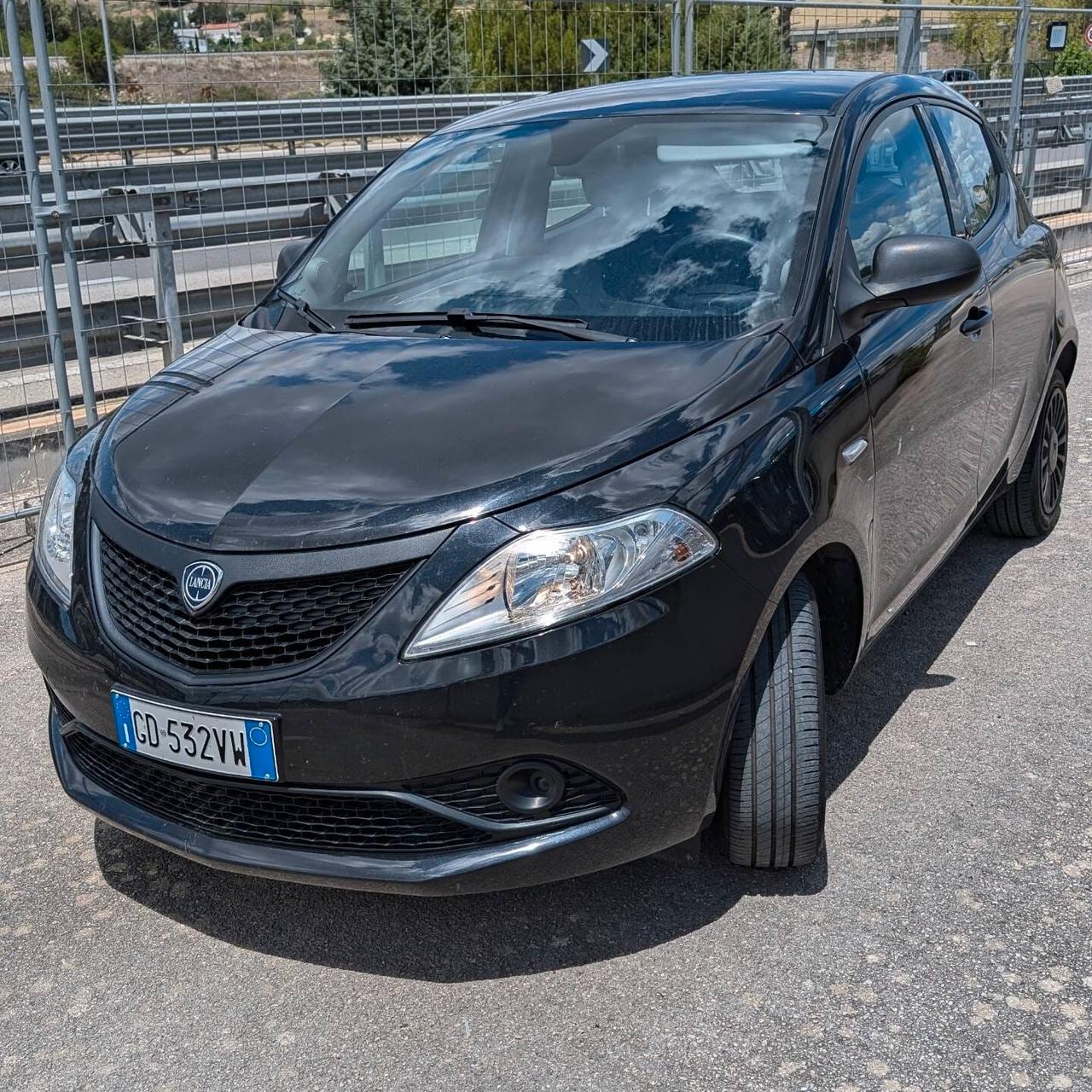 Lancia Ypsilon 1.0 FireFly 5 porte S&S Hybrid Ecochic Silver