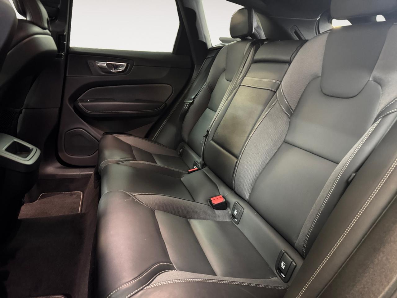 VOLVO XC60 2.0 b4 R-design awd auto