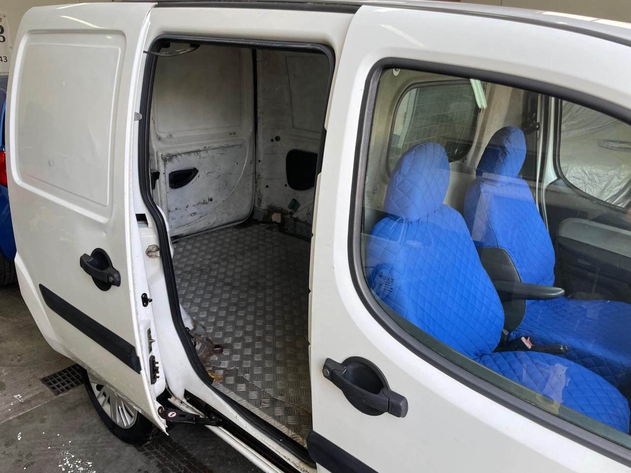 Fiat Doblo 1.9 JTD 105 cv con gancio traino