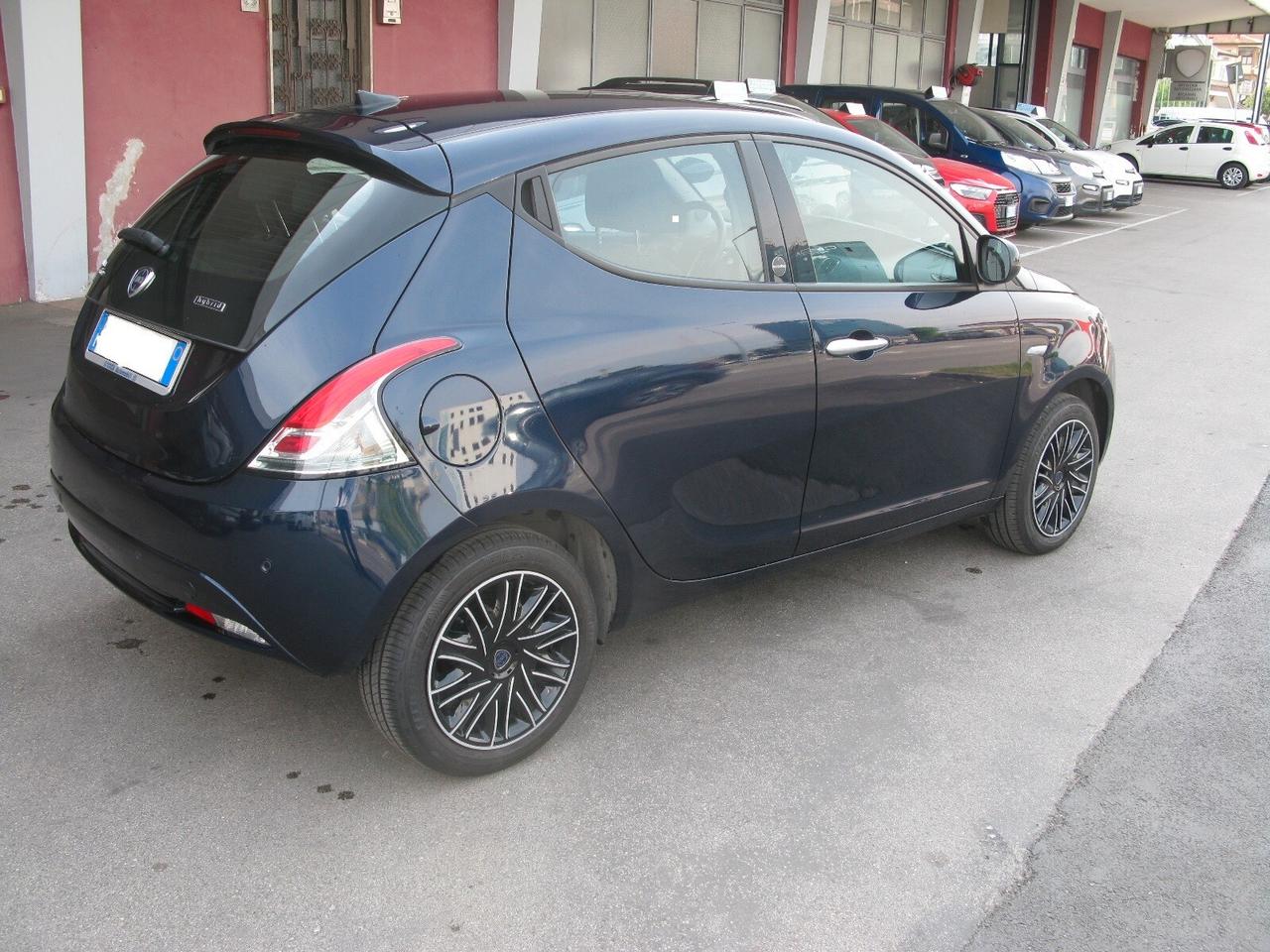 Lancia Ypsilon 1.0 FireFly 5 porte S&S Hybrid Ecochic Gold