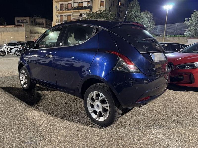 Lancia Ypsilon 0.9 TwinAir 85 CV 5 porte Metano Ecochic Silver