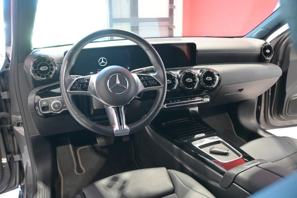 MERCEDES-BENZ A 180D NEW 115CV AUTOMATC BUSINESS LINE ( FARI LED - CRUISE - PELLE - NAVI PREMIUM - PARK ASSIST - TELECAMERA POST. ) CC. 1.950