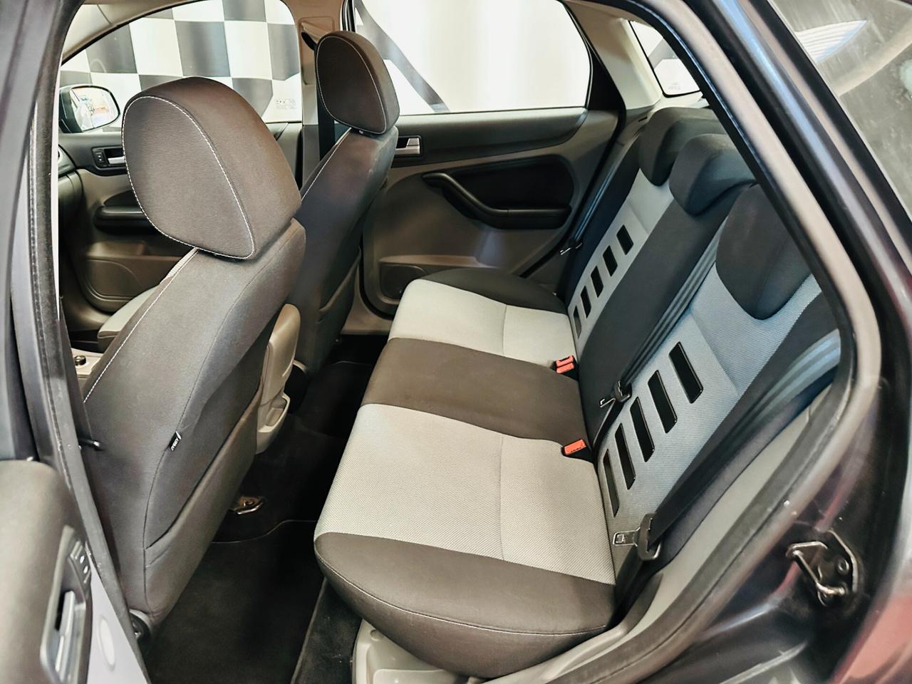 Ford Focus 1.6 (115CV) 5p. Bz.- GPL Titanium