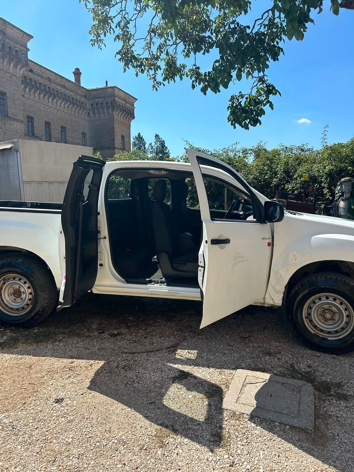 Isuzu D-Max 2.5 TD space cab 4WD 2+2 posti