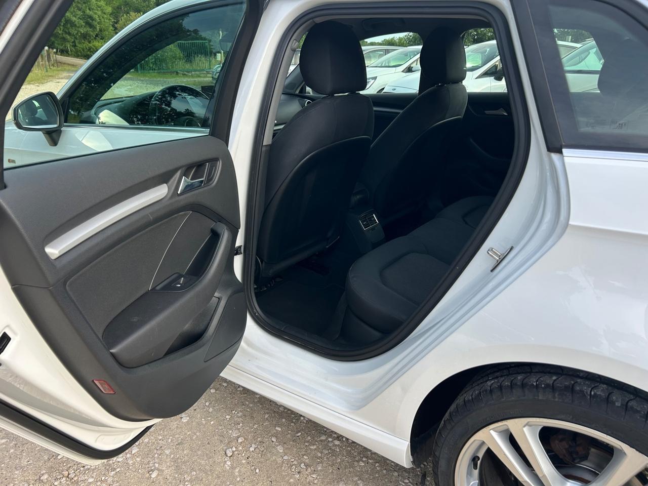 Audi A3 SPB 30 TDI Business Sline esterno neopatentati permute