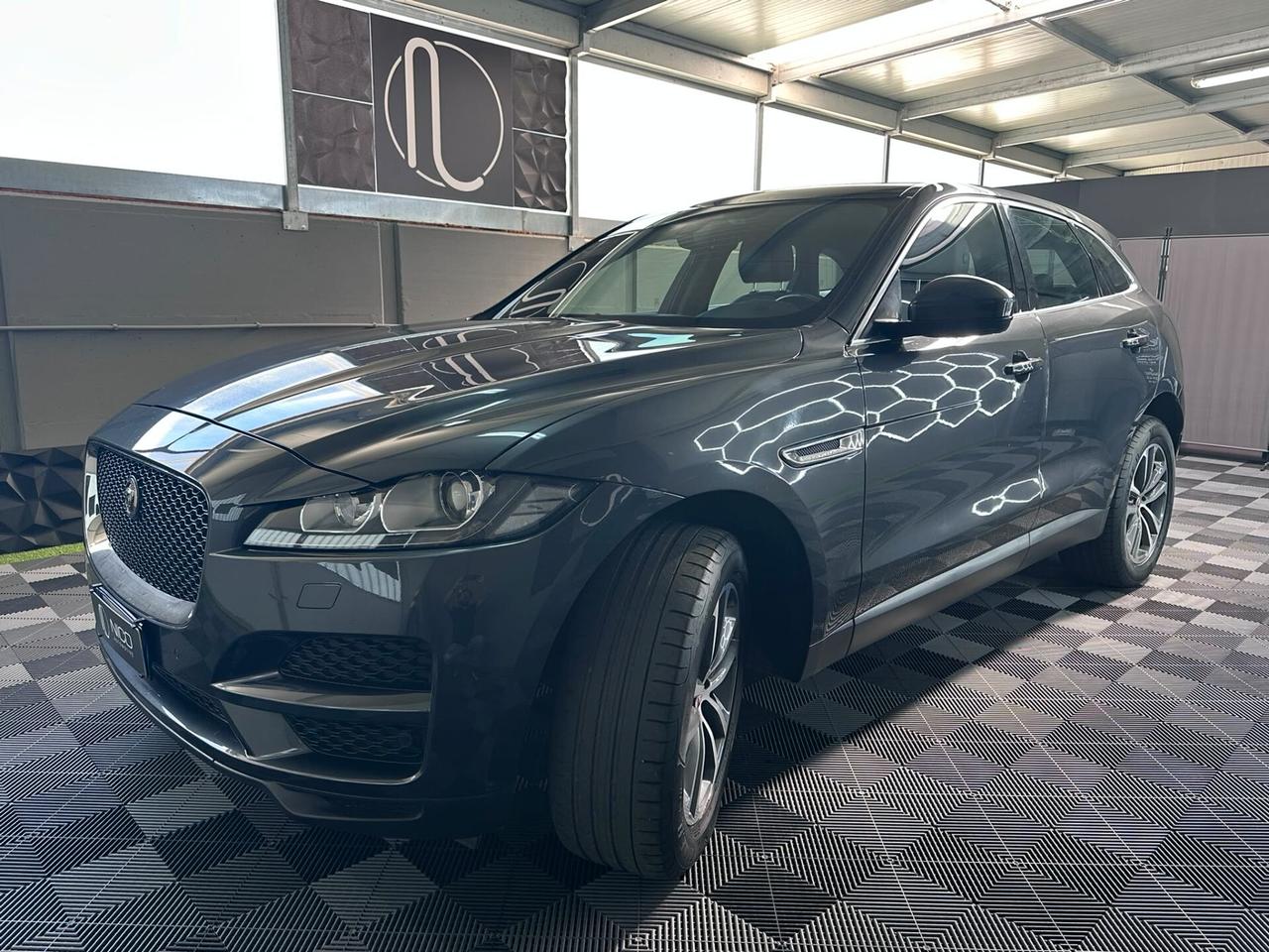 Jaguar F-Pace 2.0 D 180 CV AWD aut. Chequered Flag