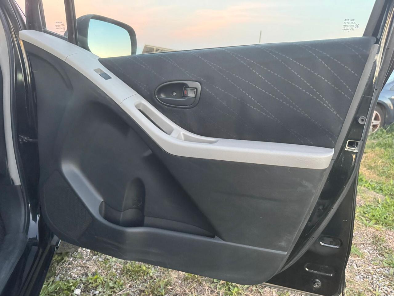 Toyota Yaris 1.0 5 porte SOLAMENTE 129.000 KM