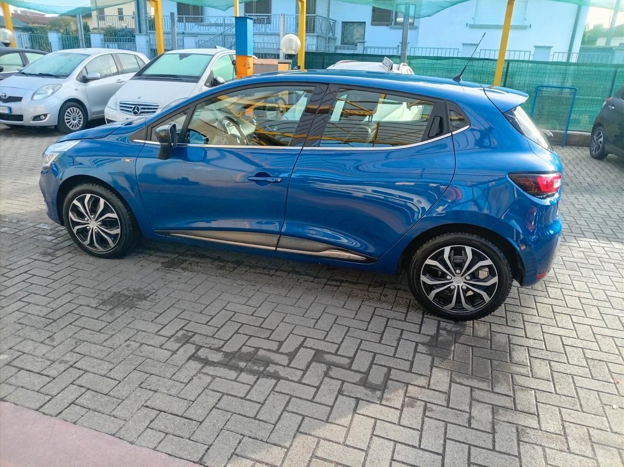 Renault Clio TCe 12V 90 CV 5 porte Moschino Intens