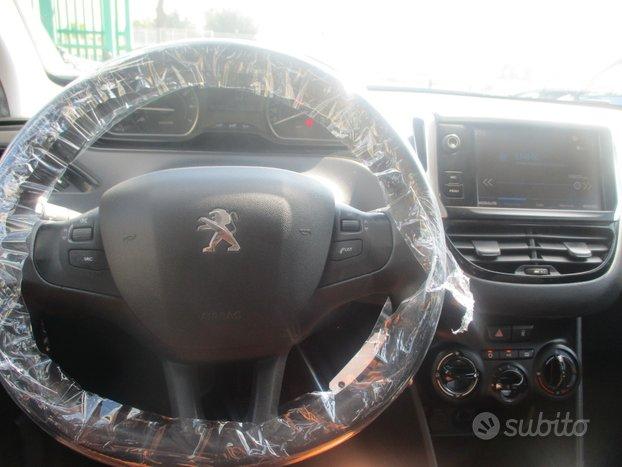 Peugeot 208 Peugeot 208 208 PURE TECH 1.2 BENZ 82