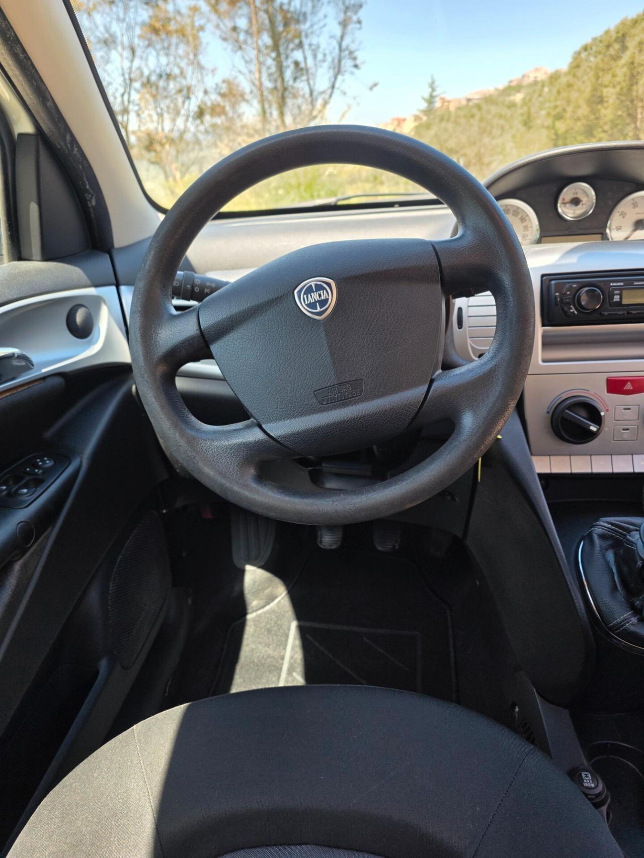 Lancia Ypsilon 1.2 69 CV Unyca