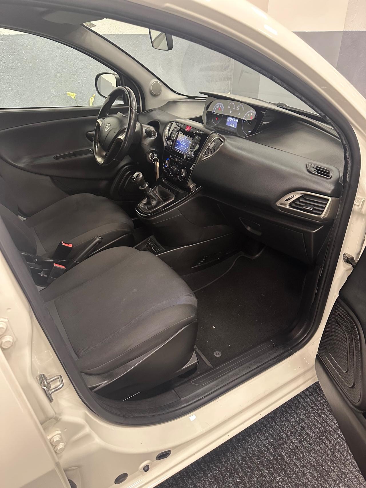 Lancia Ypsilon 1.2 69 CV 5 porte Platinum