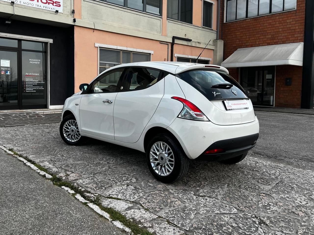Lancia Ypsilon 0.9 TwinAir 85 CV 5 porte Metano Ecochic Platinum