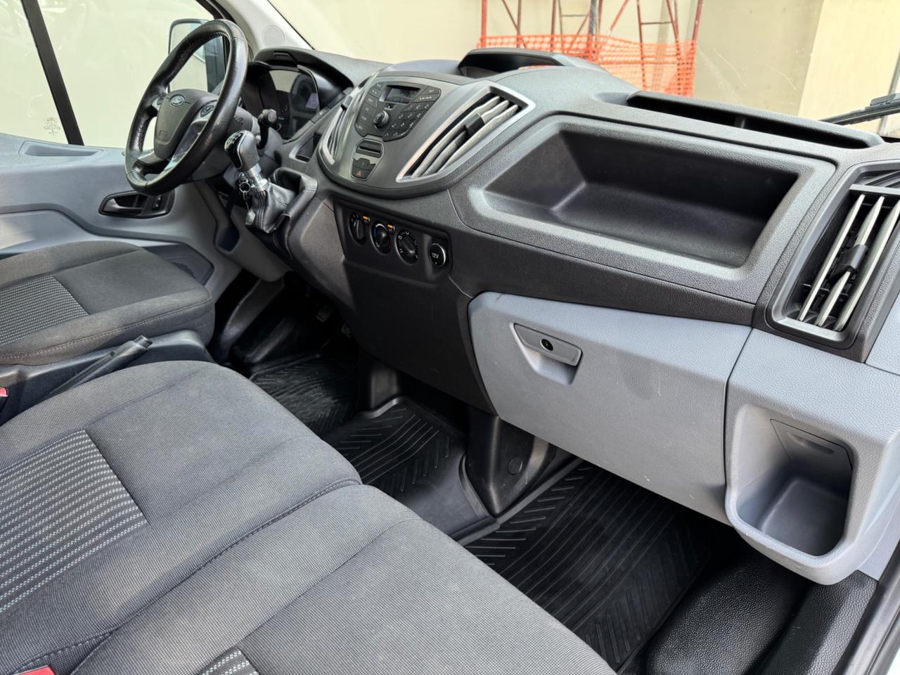 Ford Transit con la pedana ribasabile