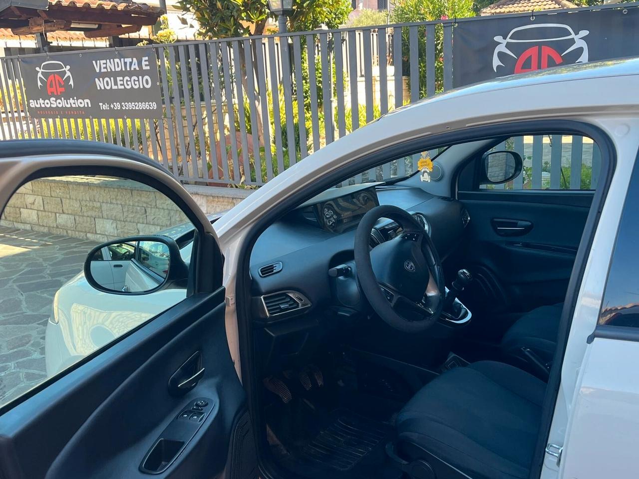 Lancia Ypsilon 1.2 69 CV 5 porte Platinum ADATTA NEOPATENTATI