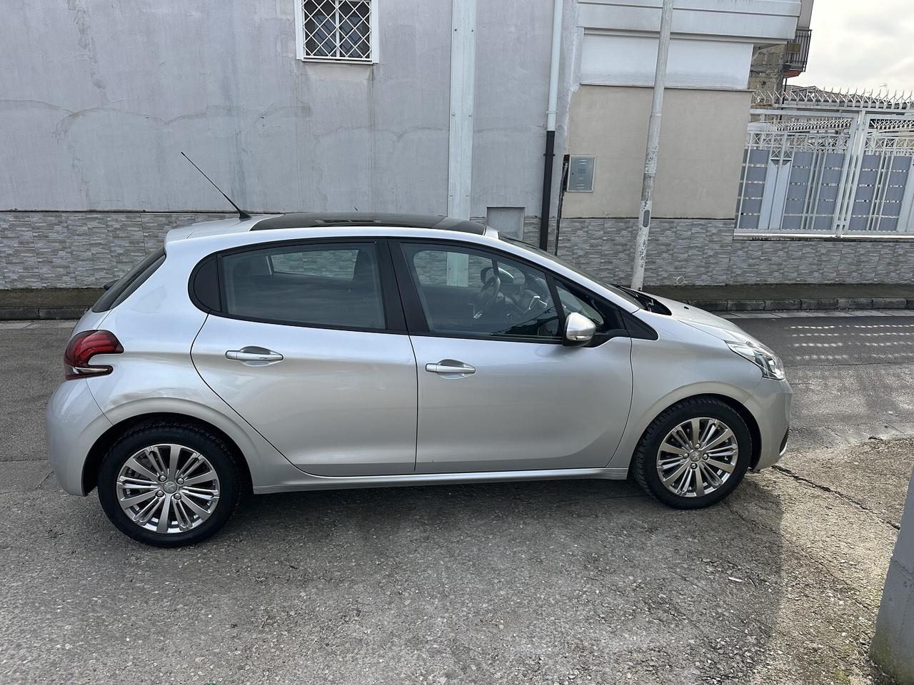 Peugeot 208 Allure 1.2 Benzina 82 Cv 2016 Tetto
