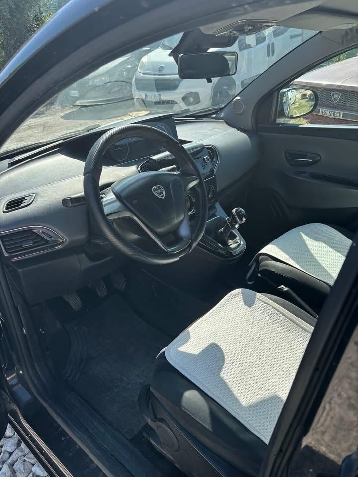 Lancia Ypsilon 1.2 69 CV Unyca