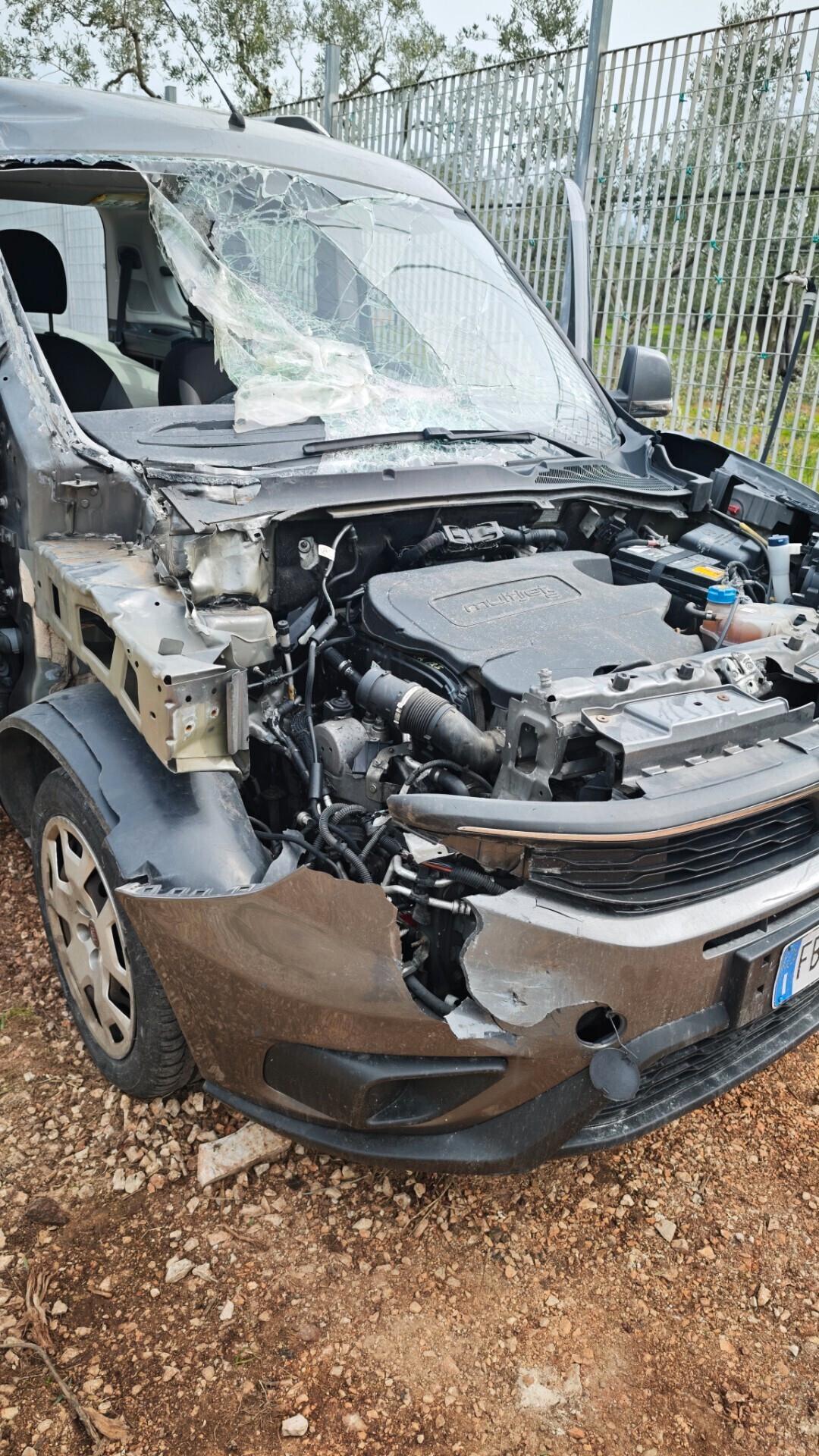 Fiat Doblò 1.6 M-Jet 7 posti 95cv incidentato solo parte superiore