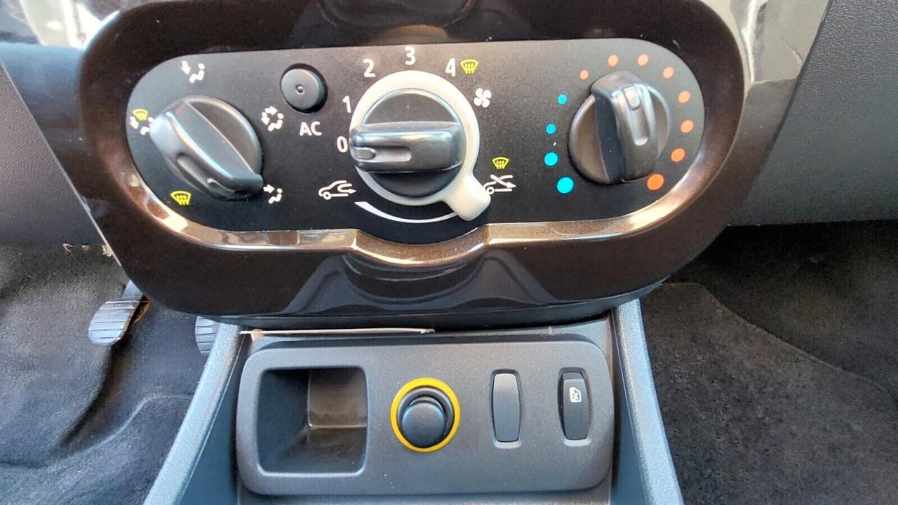 Dacia Duster 1.5 Diesel Neopatentati con gancio di traino