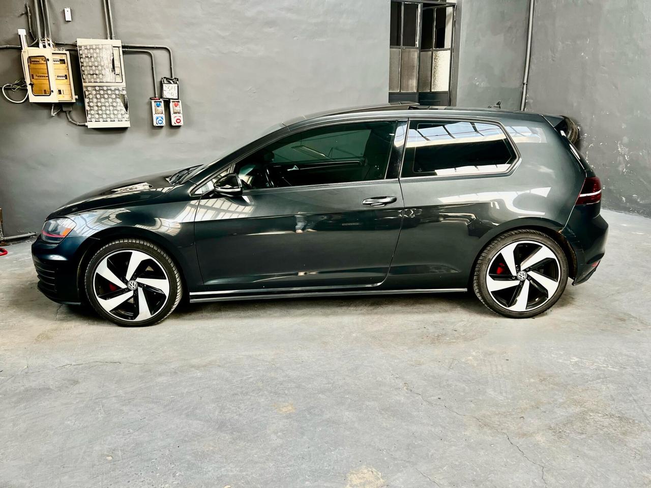 Volkswagen Golf GTI Golf GTI Performance 2.0 TSI 3p. fender edition