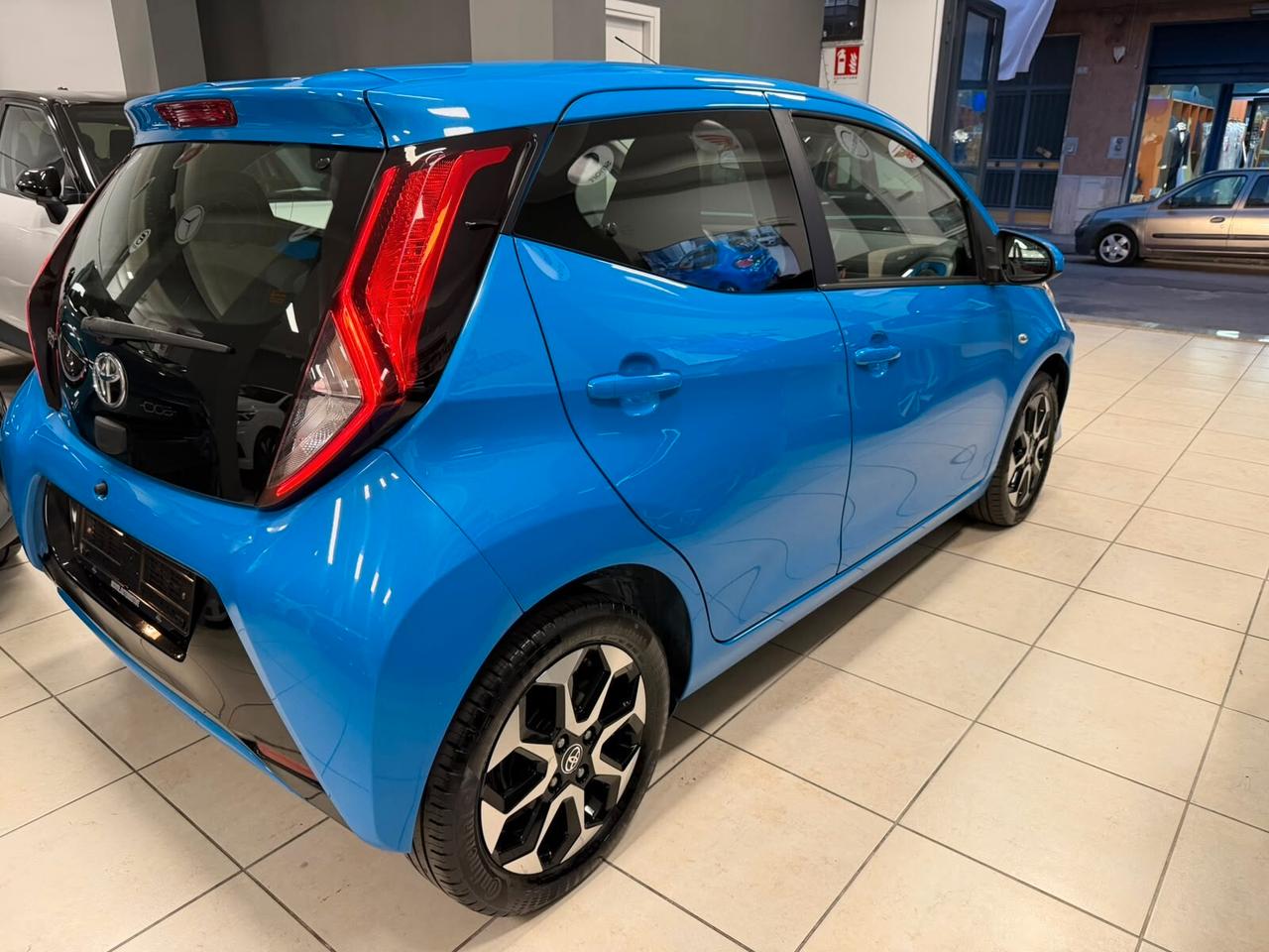 Toyota Aygo Connect 1.0 VVT-i 72 CV 5 porte x-play A RATE DA € 110 AL MESE