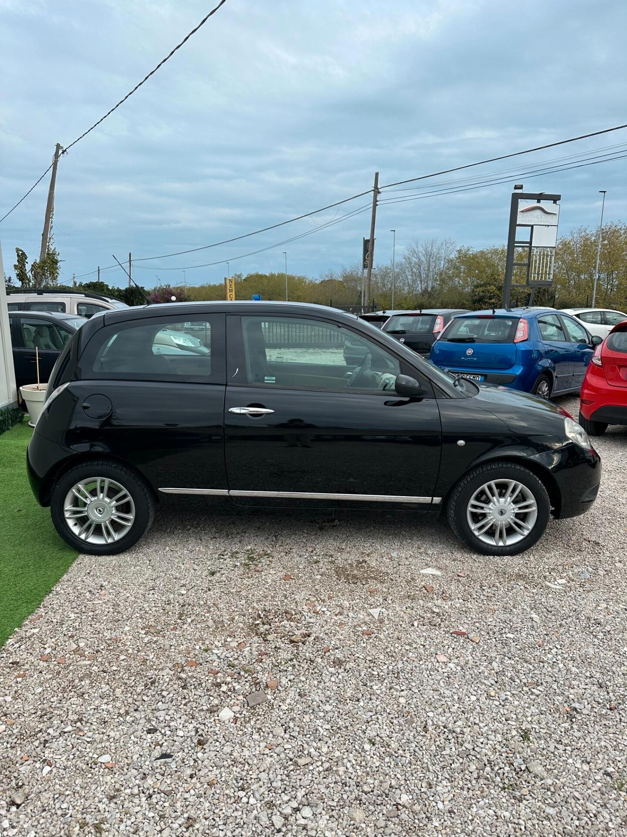 Lancia Ypsilon 1.4 16V Sport MomoDesign