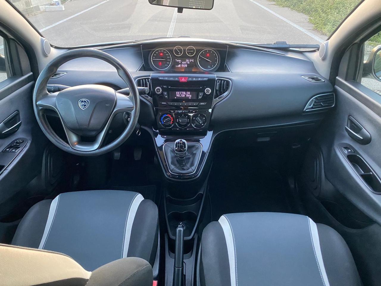 Lancia Ypsilon 0.9 TwinAir 85 CV 5 porte Metano Ecochic Silver