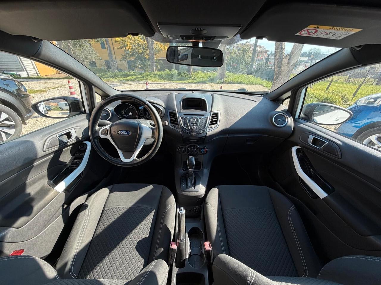 Ford Fiesta Cambio Automatico Black & White