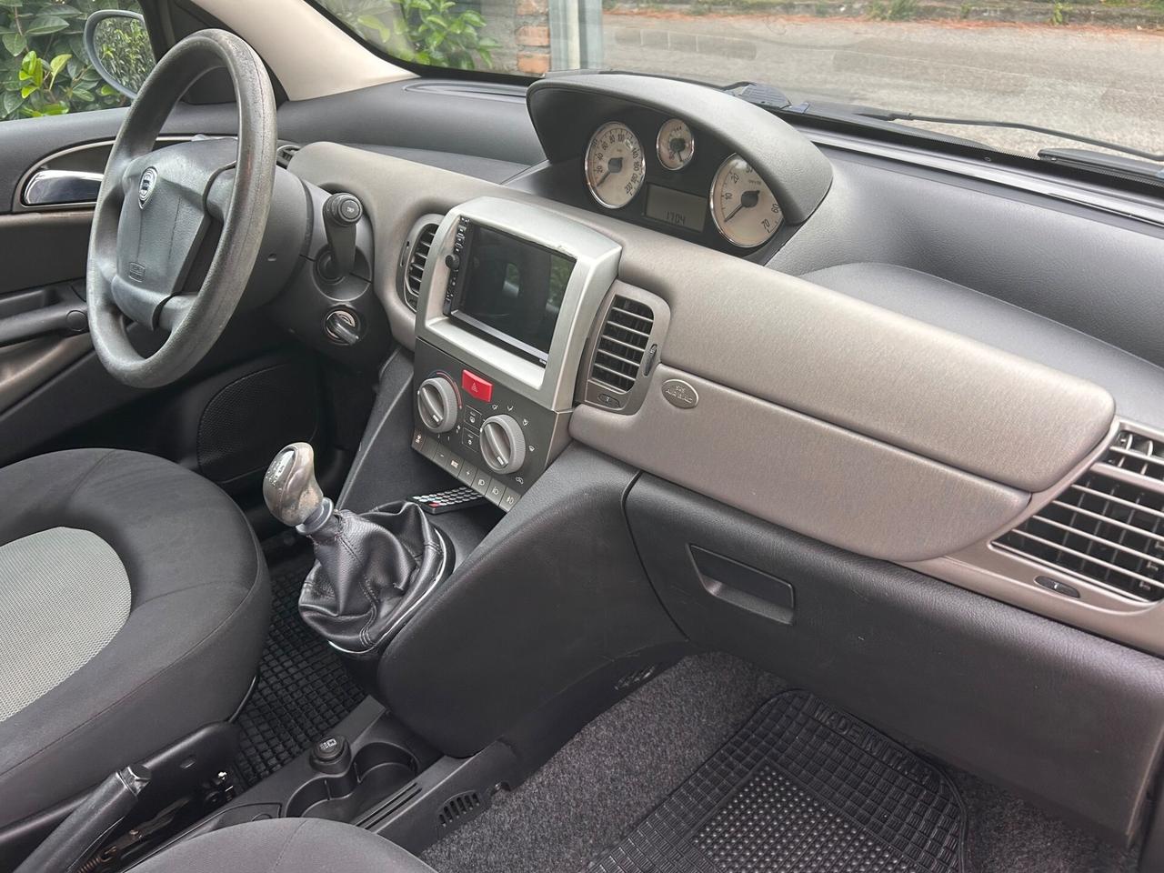 Lancia Ypsilon 1.2 16V Platino