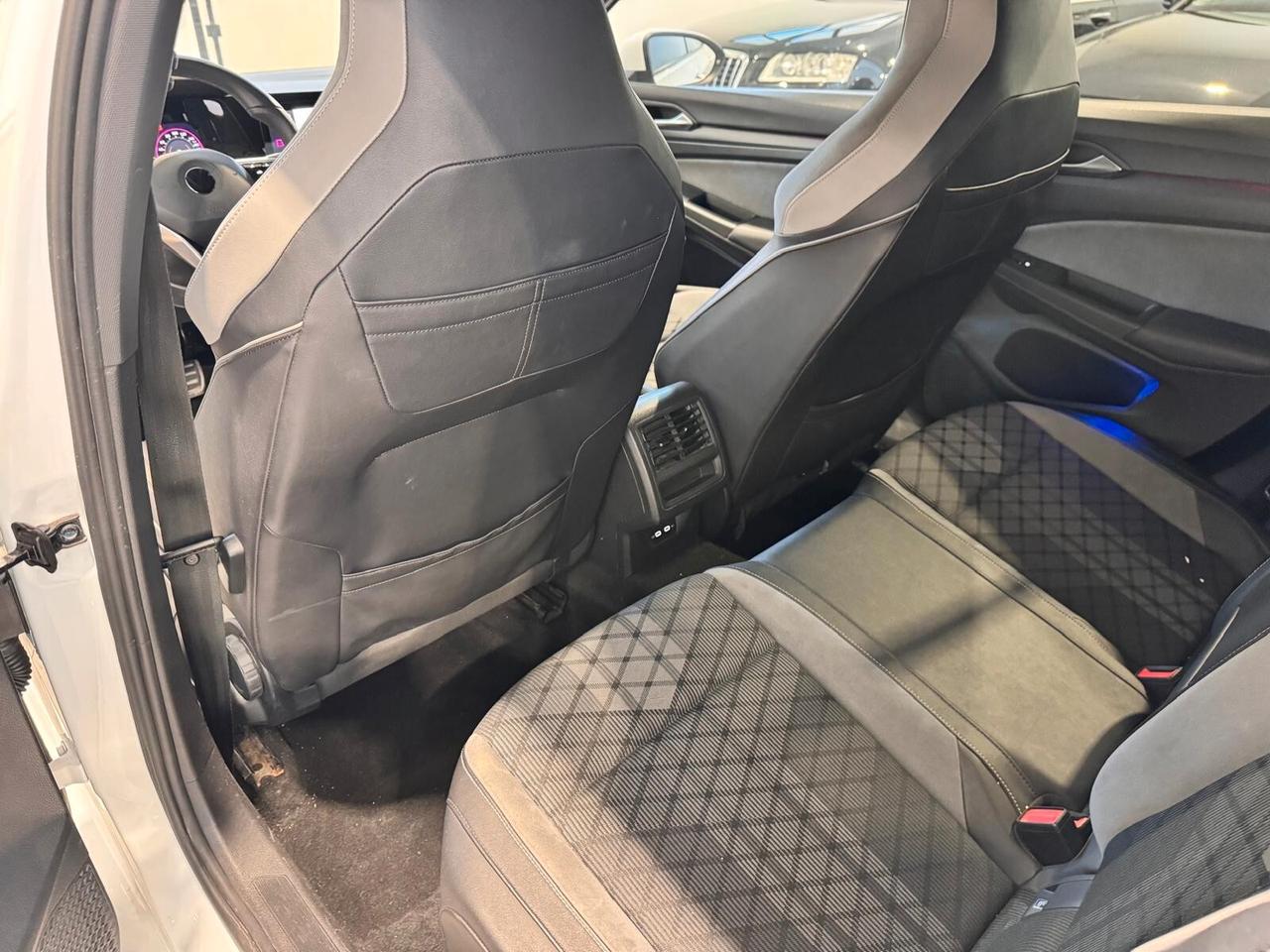 Volkswagen Golf 2.0 TDI 150 CV DSG SCR R-Line