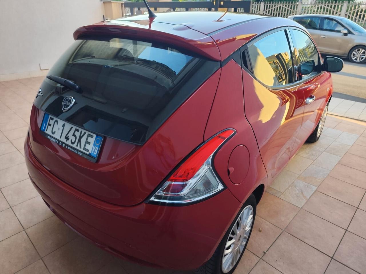 Lancia Ypsilon 1.2 69 CV 5 porte Silver