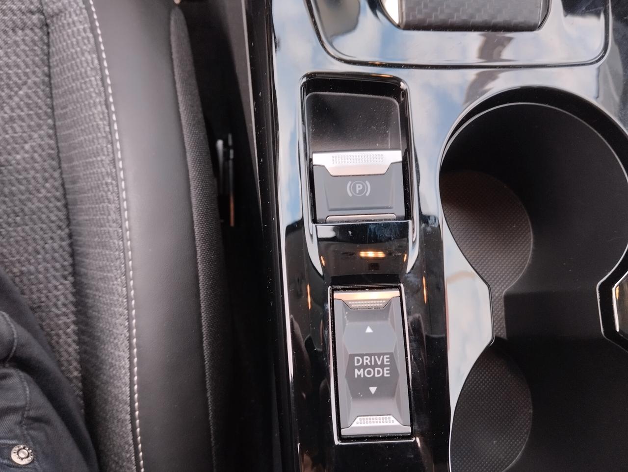 Peugeot 208 motore elettrico 136 CV 5 porte E-Style