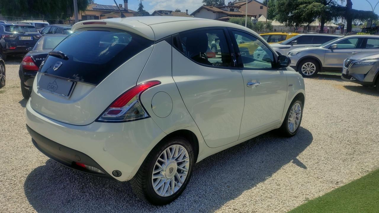 Lancia Ypsilon 1.2 69 CV 5 porte GPL Ecochic Silver