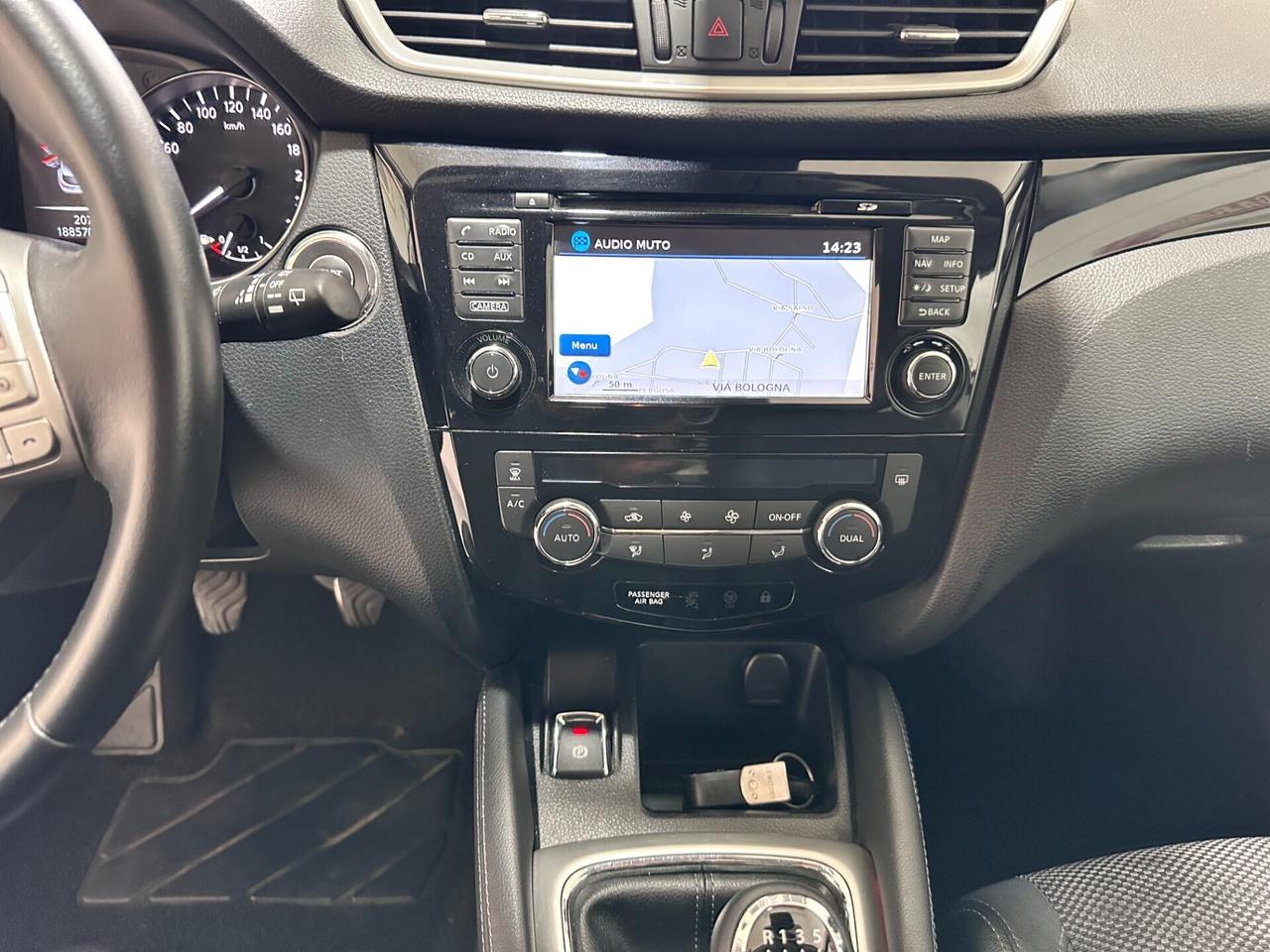 Nissan Qashqai 1.5 dCi N-Connecta – DA VETRI