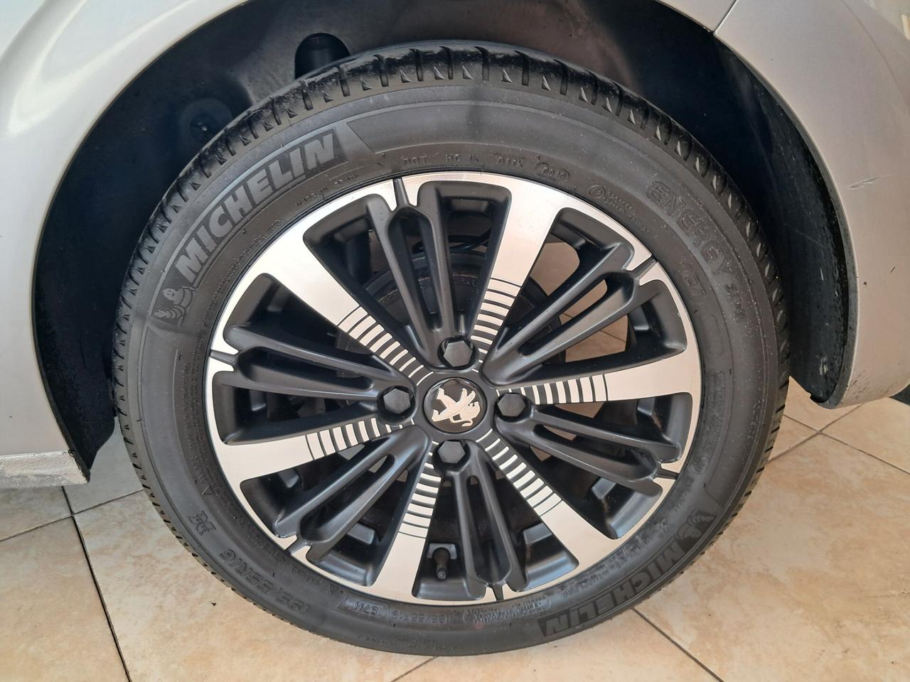 Peugeot 208 PureTech 82 Stop&Start 5 porte Signature