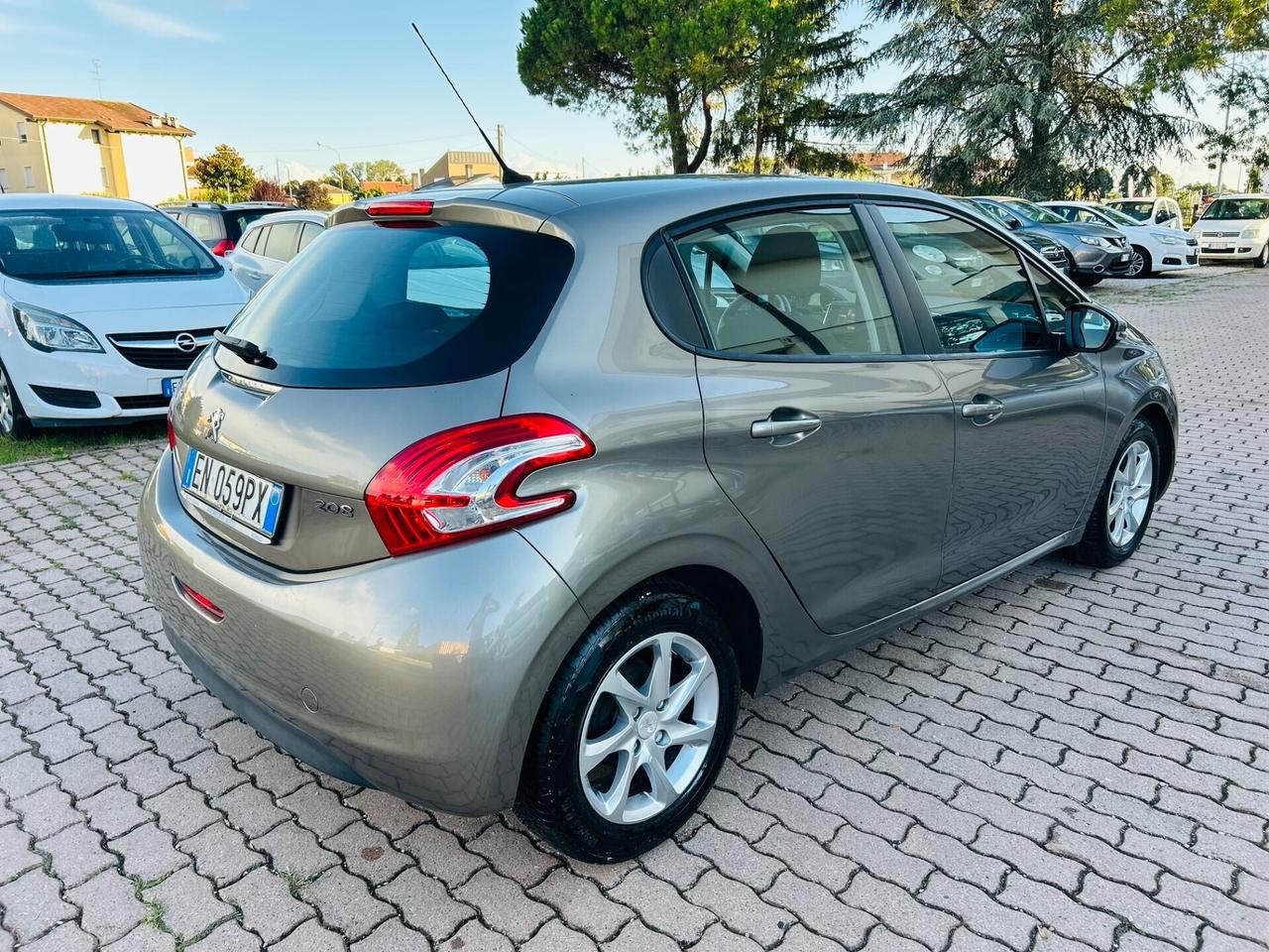 Peugeot 208 1.4 HDi 68 CV 5 porte Allure