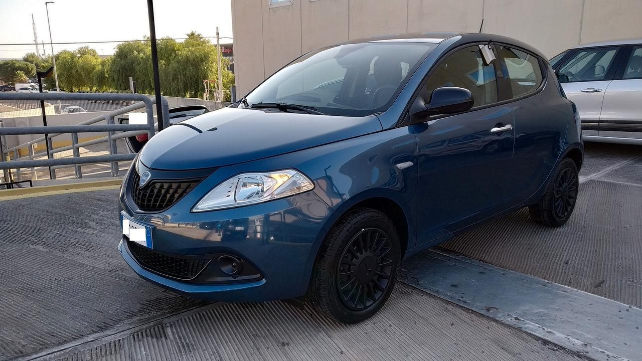 Lancia Ypsilon 1.0 FireFly 5 porte S&S Hybrid Silver