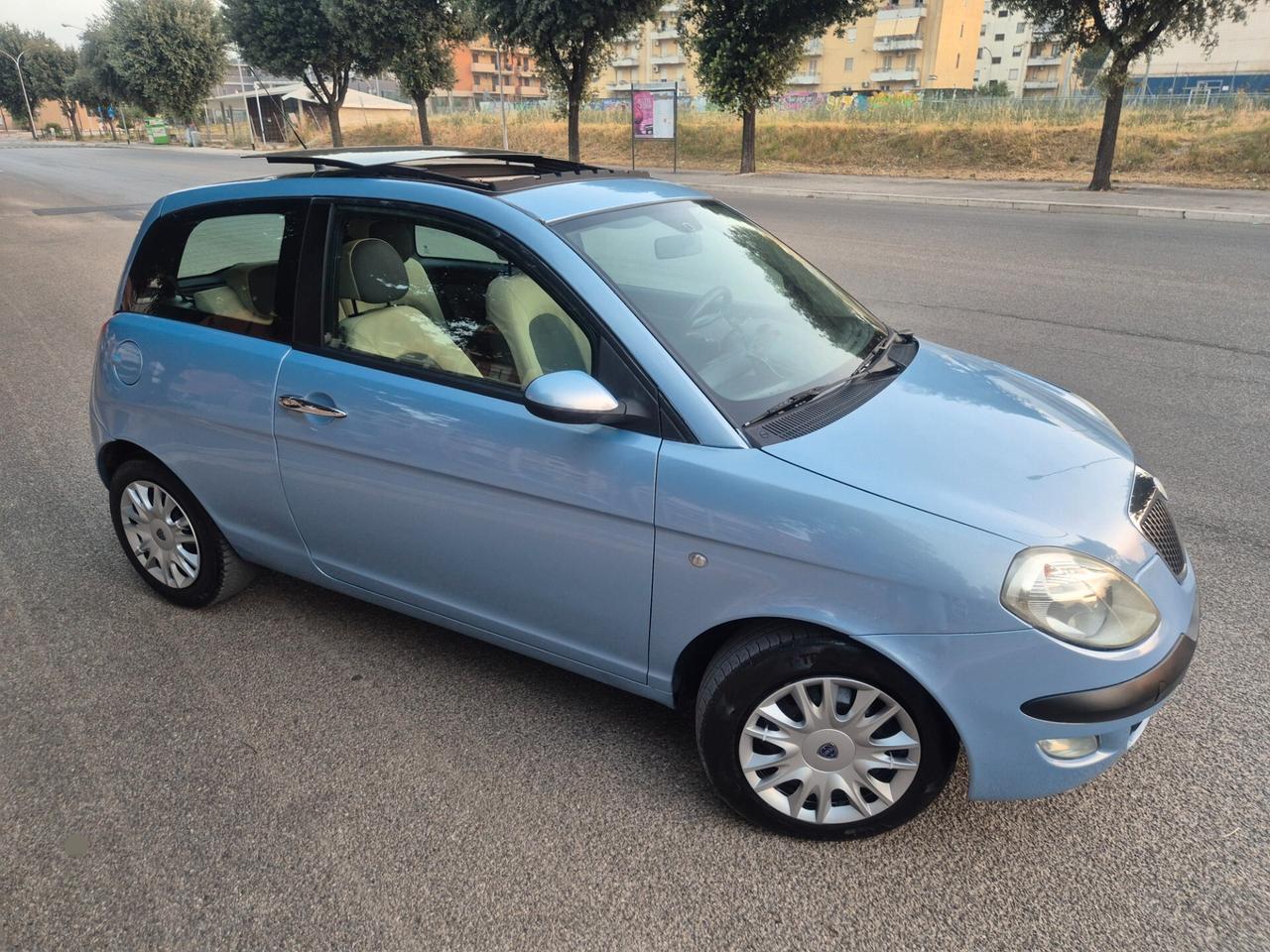 Lancia Ypsilon 1.3 MJT 69 CV Platino tetto apribileeeee