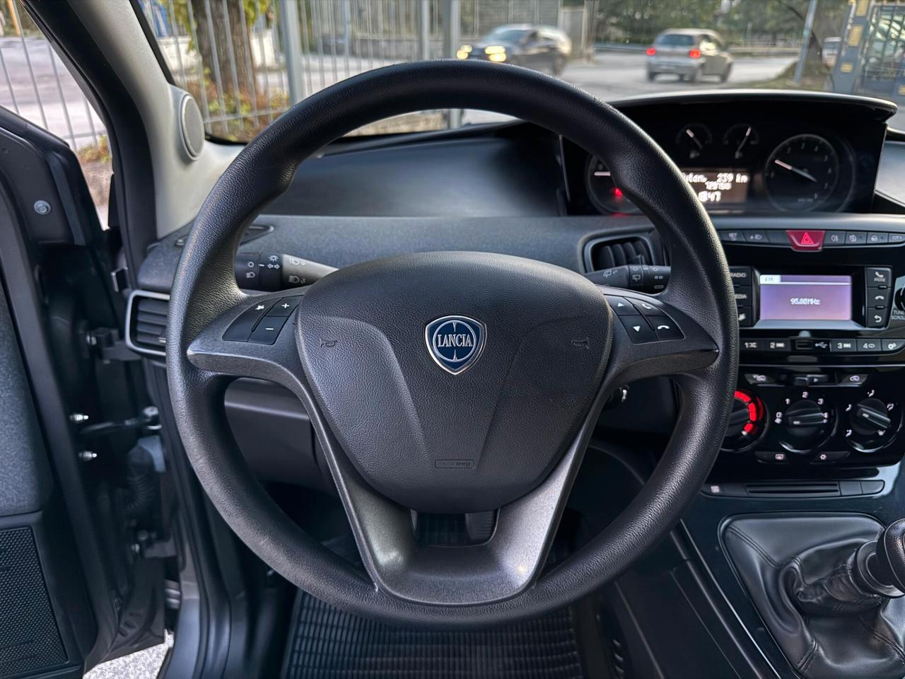 Lancia Ypsilon 1.0 FireFly S&S Hybrid Silver