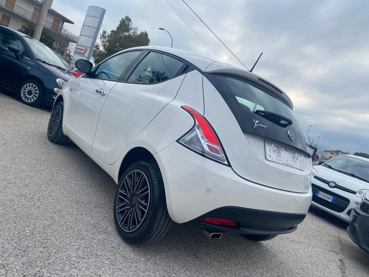 Lancia Ypsilon 1.0 FireFly 5 porte S&S Hybryd Gold