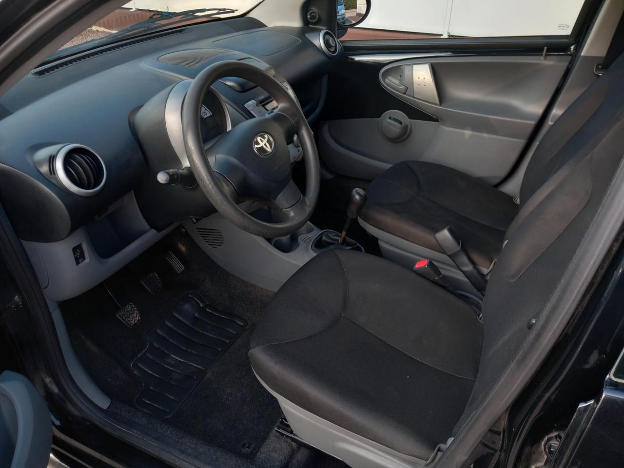 Toyota Aygo 1.0 12V VVT-i 5 porte Now Connect per neo patentati