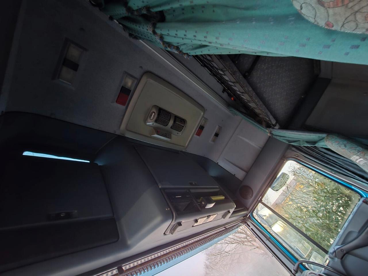 DAF XF 480 RIBASSATO 3 ASSI CON GRU POSTERIORE