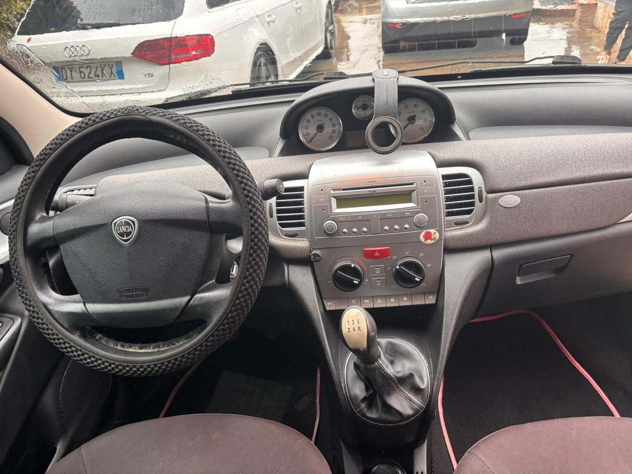 Lancia Ypsilon 1.3 MJT 75 CV Versus