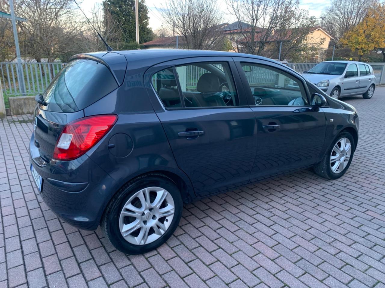 Opel Corsa 1.4 16V 5 porte Cosmo