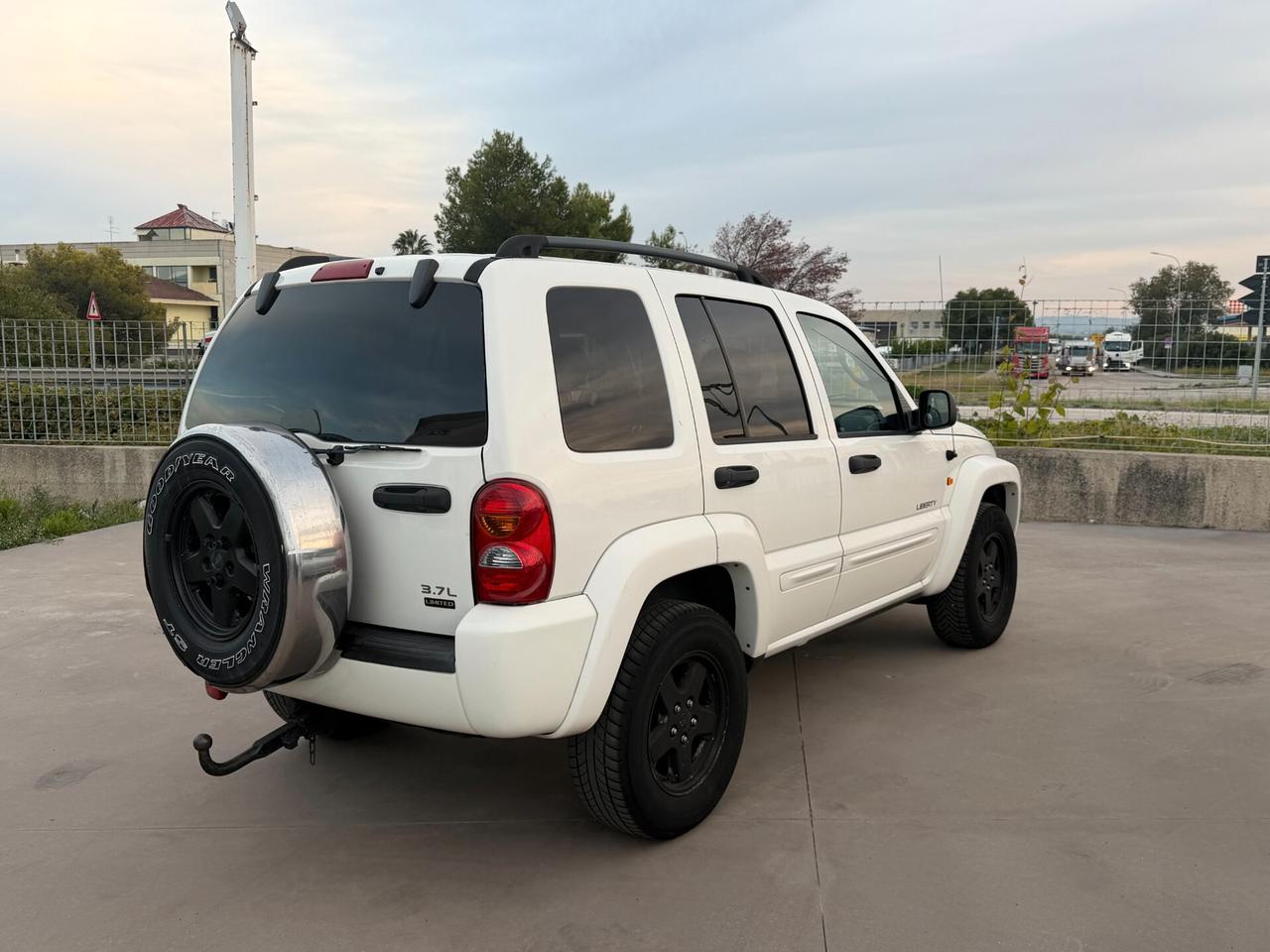 Jeep Liberty 3.7 V6 4X4 automatico 212cv