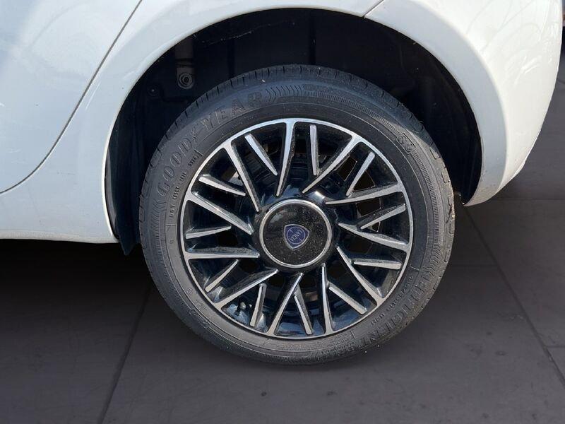 Lancia Ypsilon NUOVA My24 402 Platino 1.0