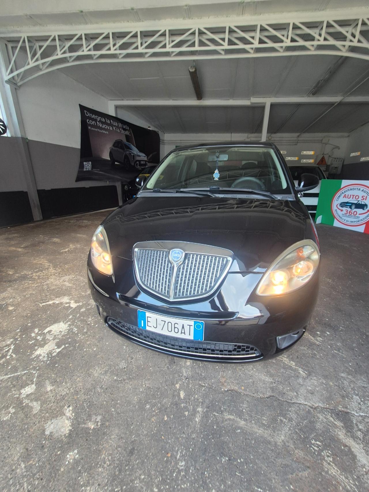 Lancia Ypsilon 1.2 69 CV Platino neo patentati