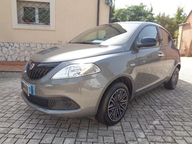 Lancia Ypsilon 1.0 FireFly 5 POSTI S&S Hybrid Silver