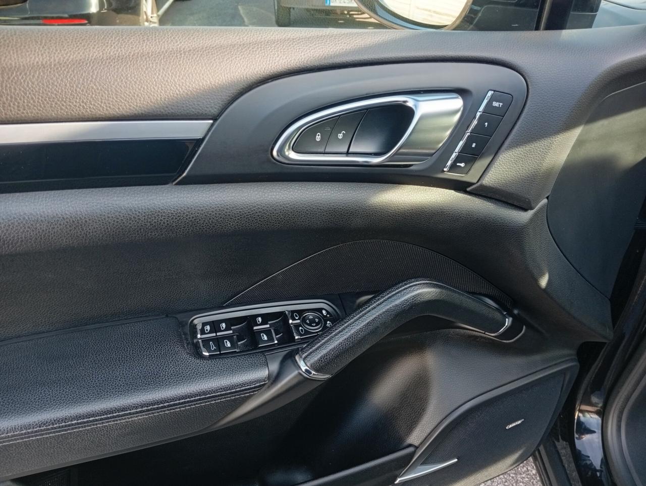 Porsche Cayenne 3.0 Diesel GANCIO TRAINO