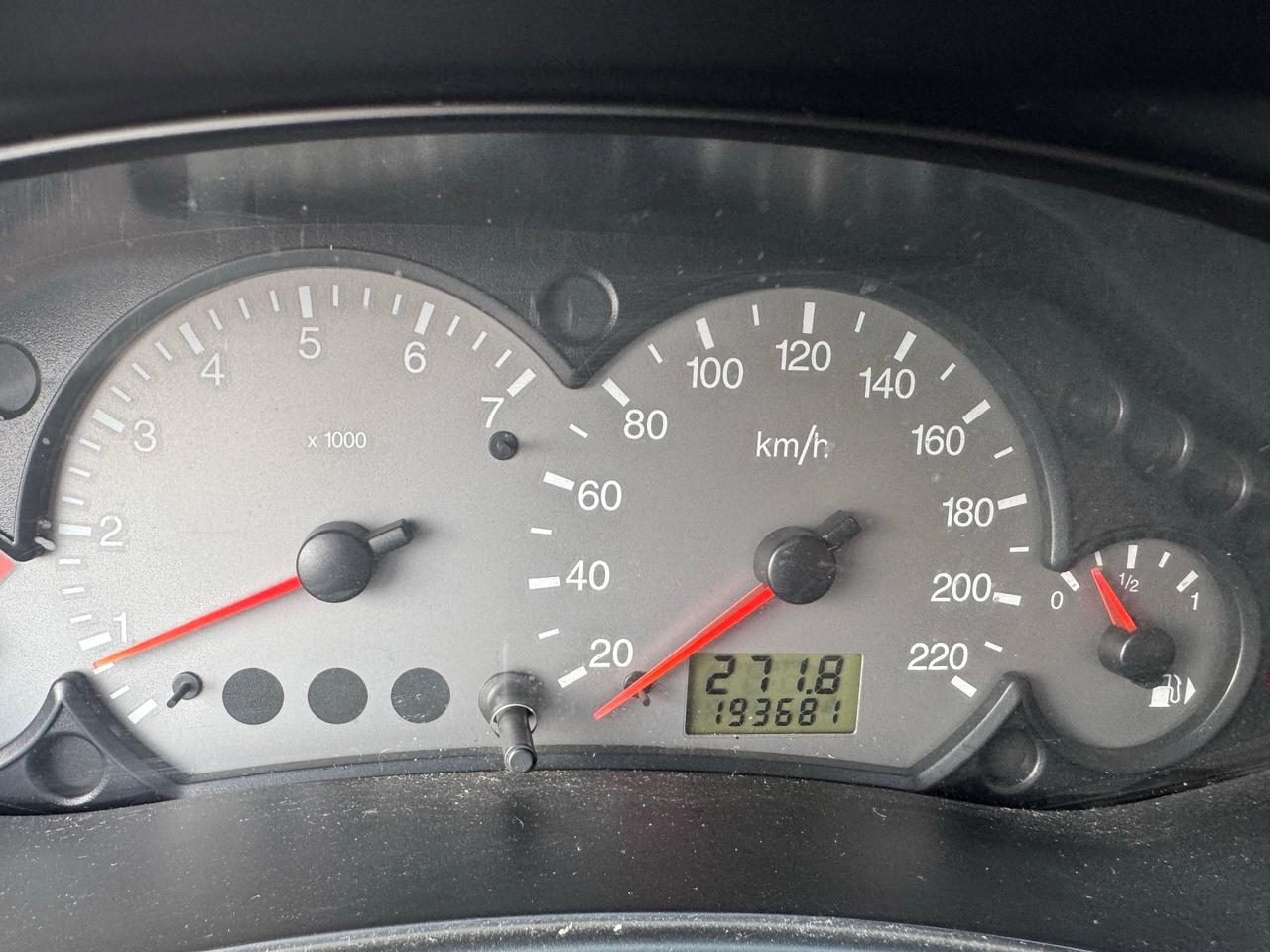 Ford Focus ADATTA A NEOPATENTATI 1.6i 16V cat 5p. Ghia