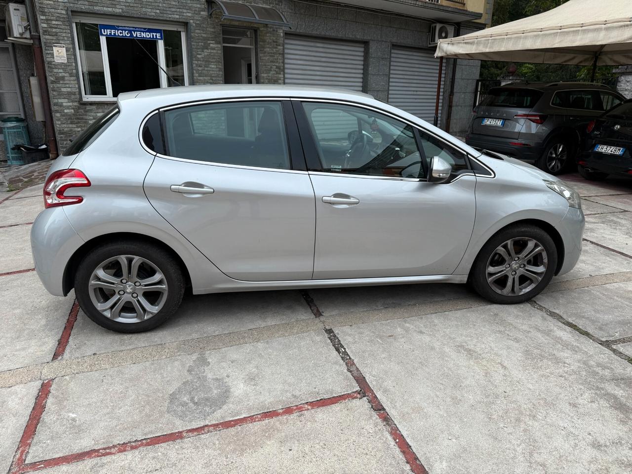 Peugeot 208 1.4 HDi 68 CV 5 porte Allure OK NEOPATENTATI